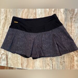 Women’s LOLE grey / black tennis skirt. Size Medium